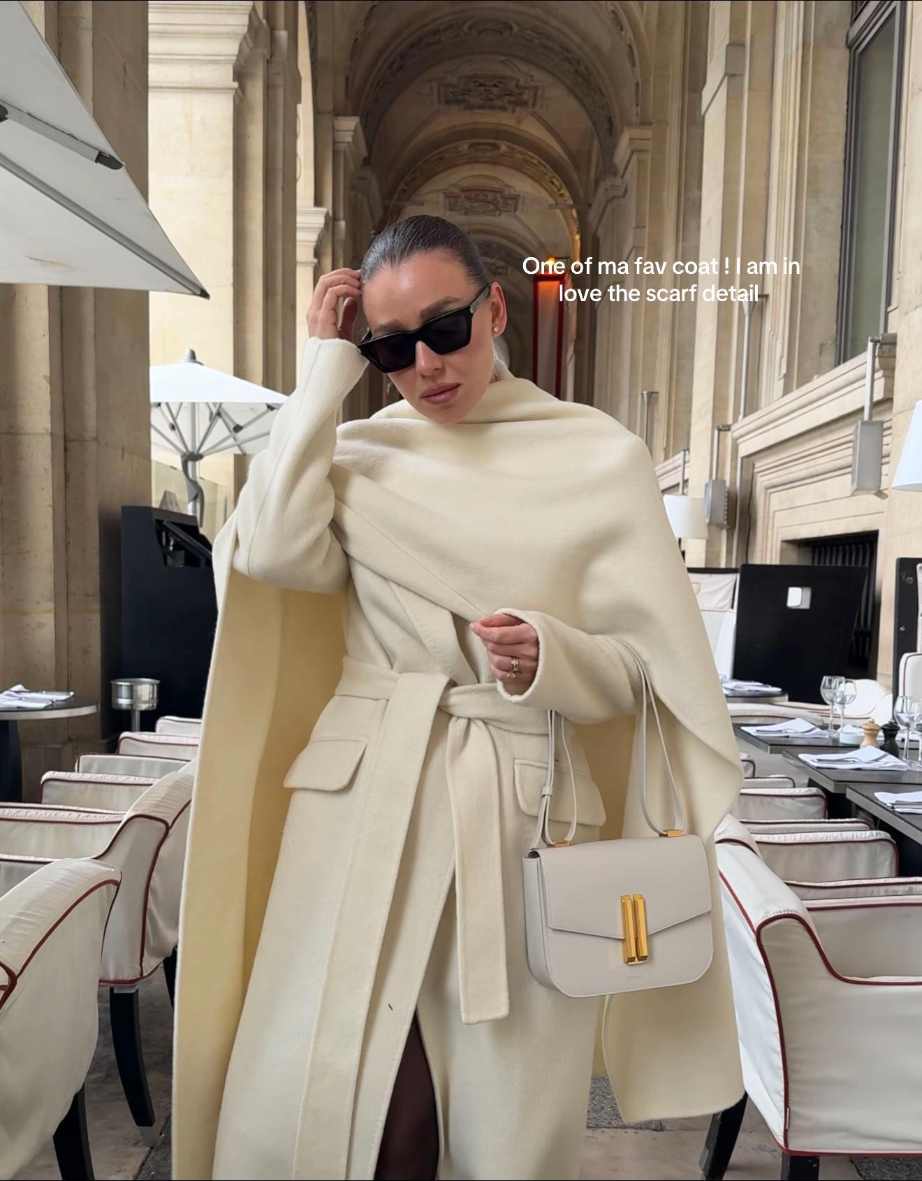 L’Hiver en Mode Prestige : Le Manteau Blanc avec Écharpe gratuitement