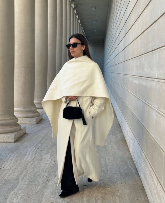 L’Hiver en Mode Prestige : Le Manteau Blanc avec Écharpe gratuitement