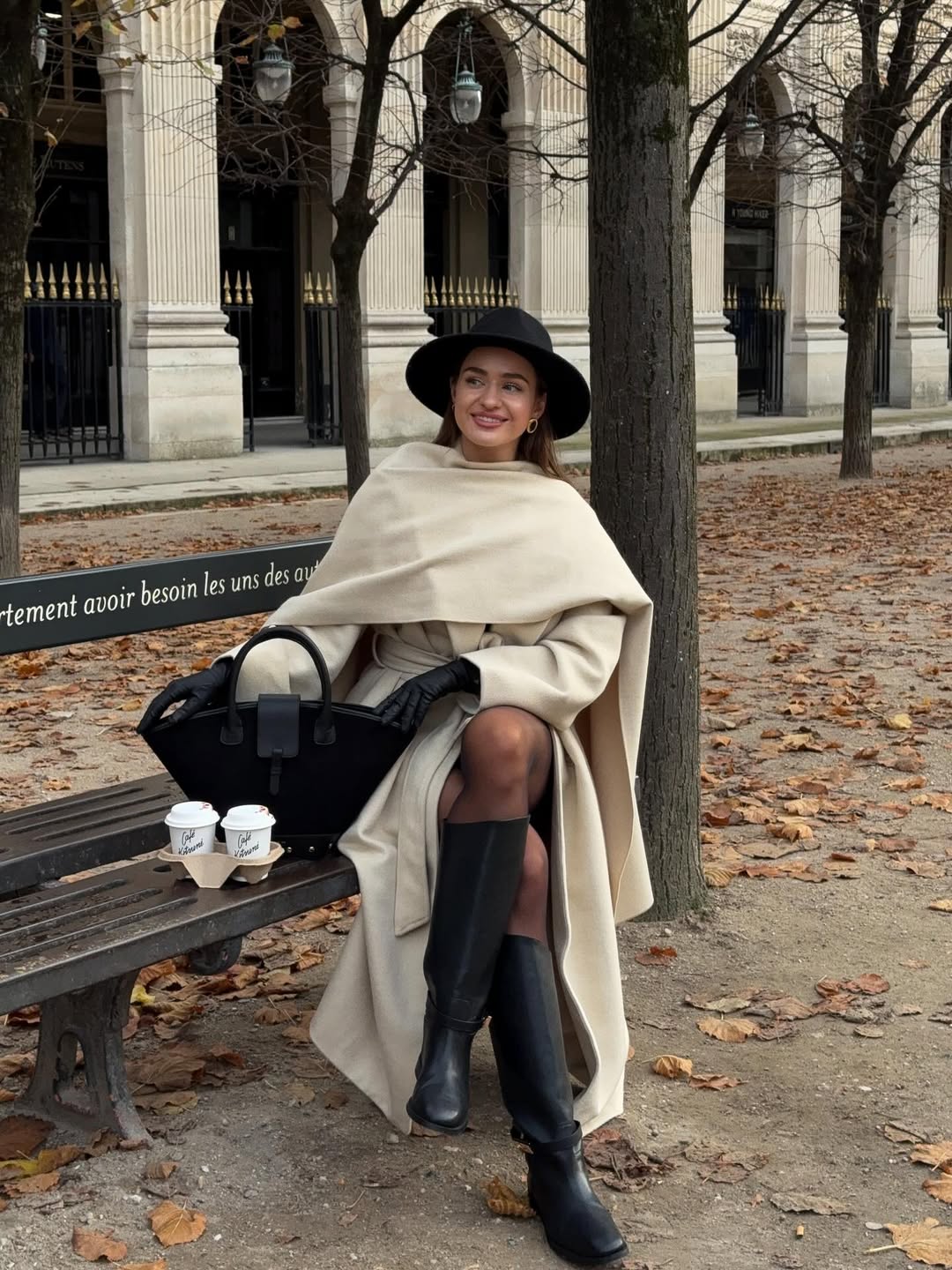 L’Hiver en Mode Prestige : Le Manteau Beige avec Écharpe gratuitement