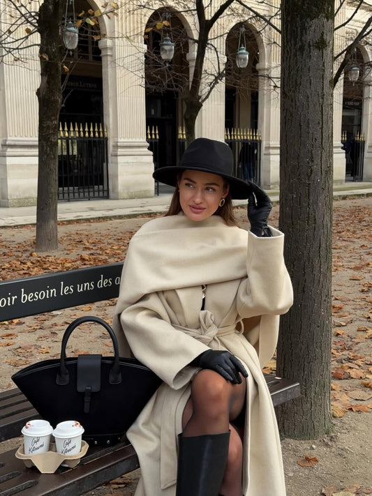 L’Hiver en Mode Prestige : Le Manteau Beige avec Écharpe gratuitement