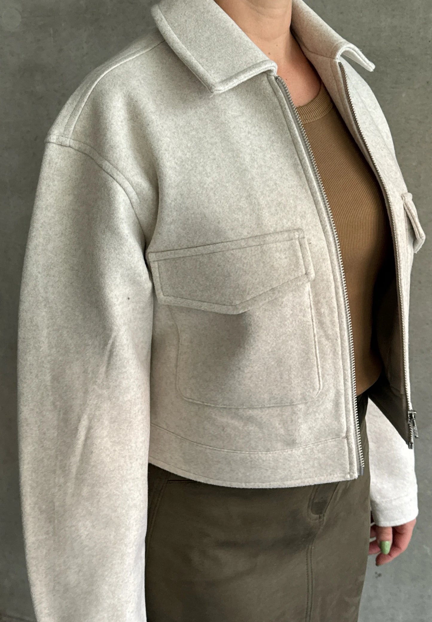 Le col classique ajoute une touche de sophistication, tandis que la fermeture éclair en métal robuste assure un style contemporain et une praticité au quotidien. Chaque détail de cette veste a été pensé pour créer un équilibre parfait entre confort, style et durabilité.
Les poches avant, avec leurs rabats angulaires, ajoutent une touche moderne tout en offrant un espace pratique pour les essentiels. Les coutures soignées complètent le design épuré de la veste pour un look raffiné.