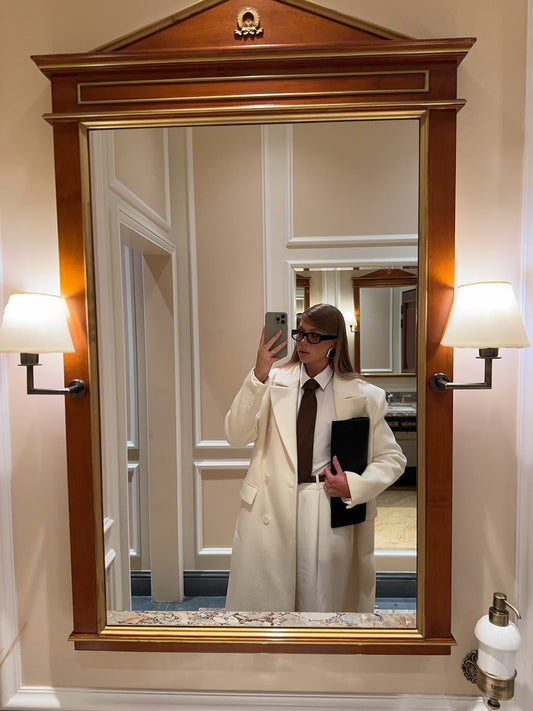 L’Hiver en Mode Prestige : Le Manteau Blanc avec Écharpe gratuitement