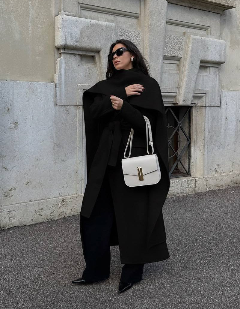 L’Hiver en Mode Prestige : Le Manteau Noir avec Écharpe gratuitement