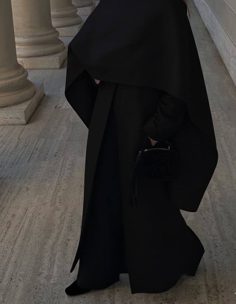 L’Hiver en Mode Prestige : Le Manteau Noir avec Écharpe gratuitement