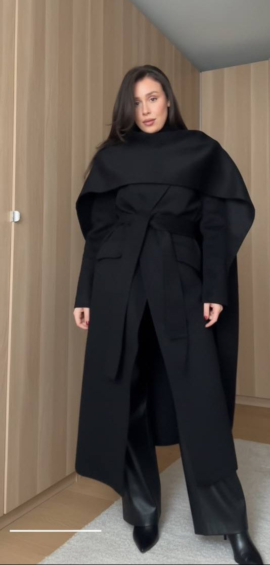 L’Hiver en Mode Prestige : Le Manteau Noir avec Écharpe gratuitement
